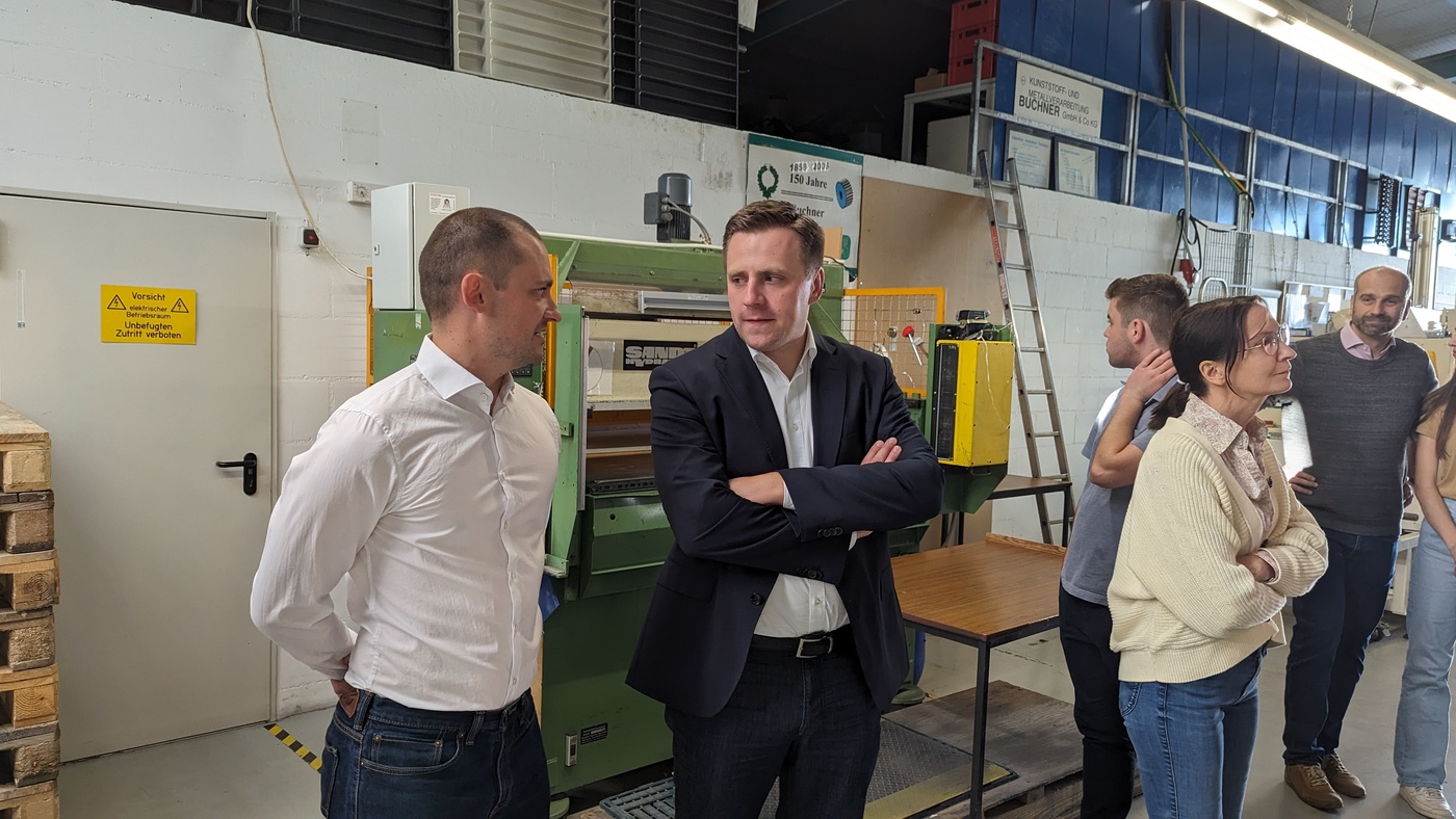 Sechste Generation bei der Buchner GmbH & Co.KG.: Nico Buchner (l.) im Gespräch mit MdL Andreas Schalk.